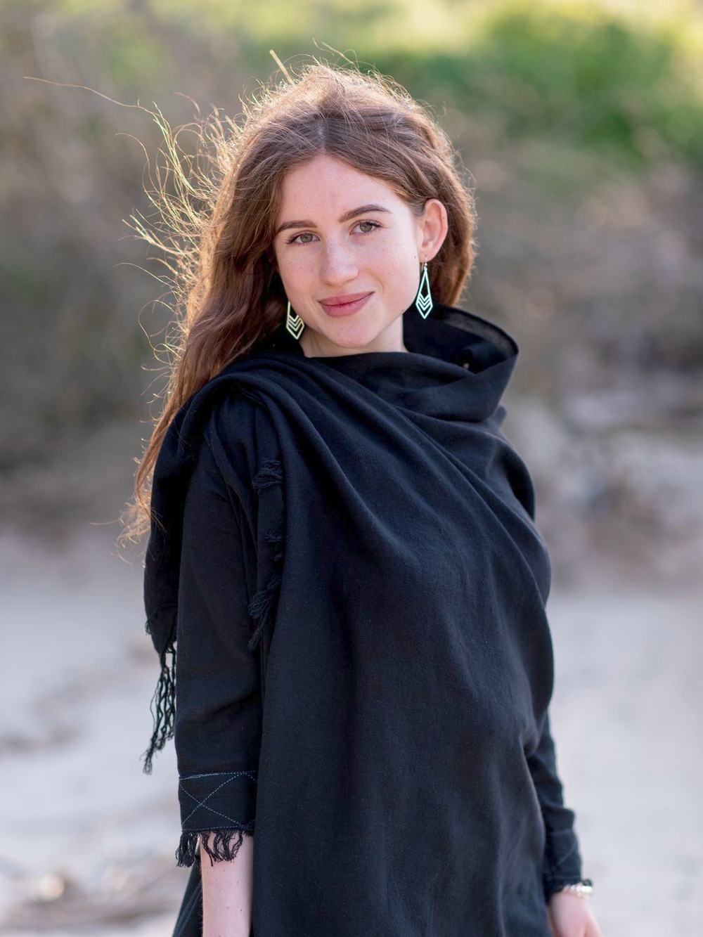 Накидка с бахромой Chintamani короткая (черная)