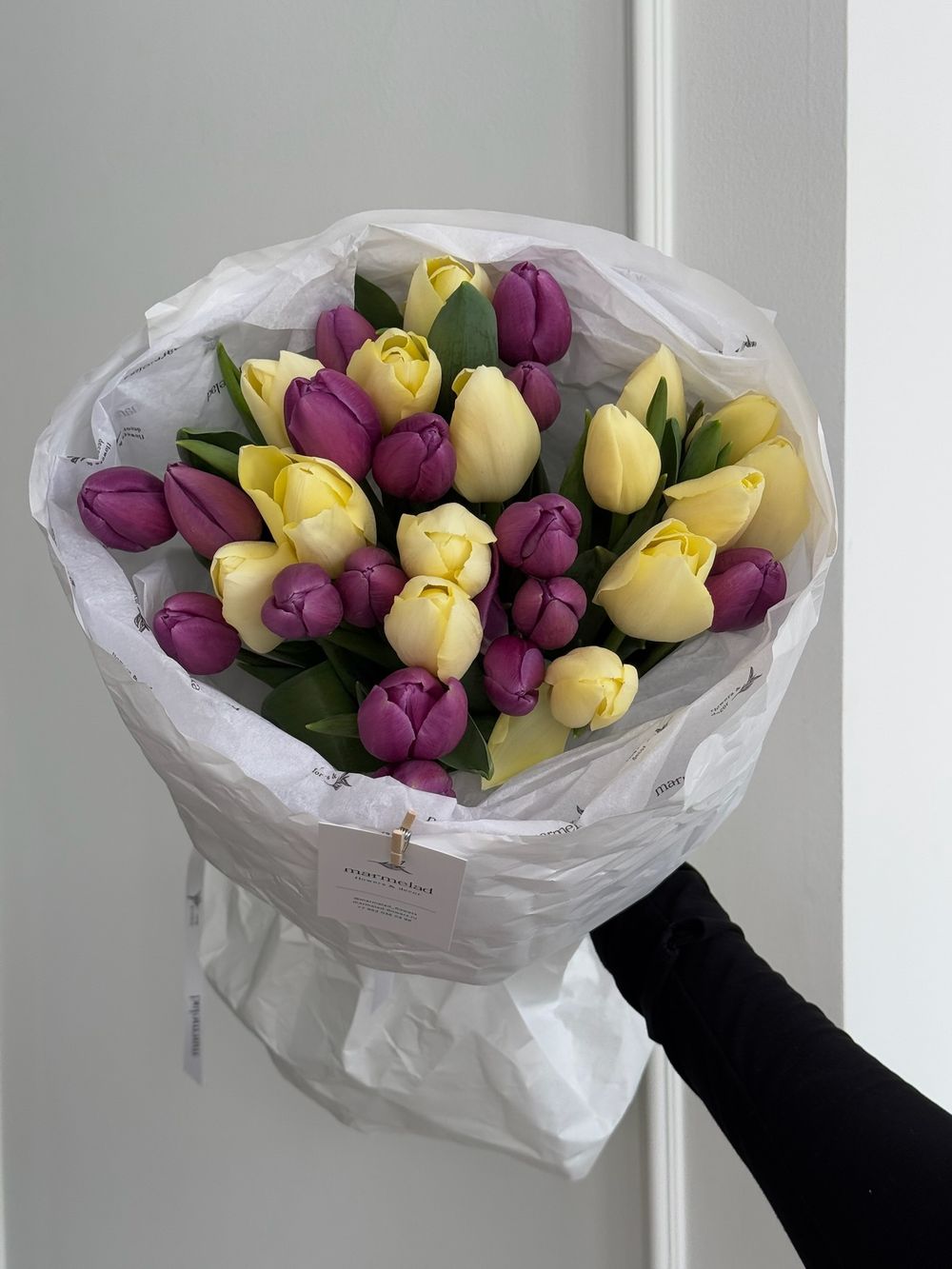 Букет из 31 фиолетового и желтого тюльпана-M
