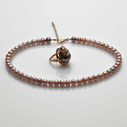 Ожерелье и кольцо из цветного жемчуга