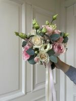 Свадебный букет из одноголовых роз, лизиантуса, озотамнуса и эвкалипта