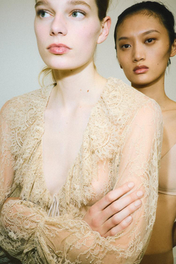 ZARA РУБАШКА ИЗ КРУЖЕВА С ВОЛАНАМИ — ZW COLLECTION LIMITED EDITION, ЭКРЮ