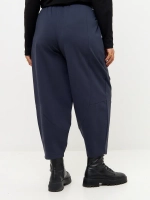 Брюки бананы трикотажные с декоративными швами графит