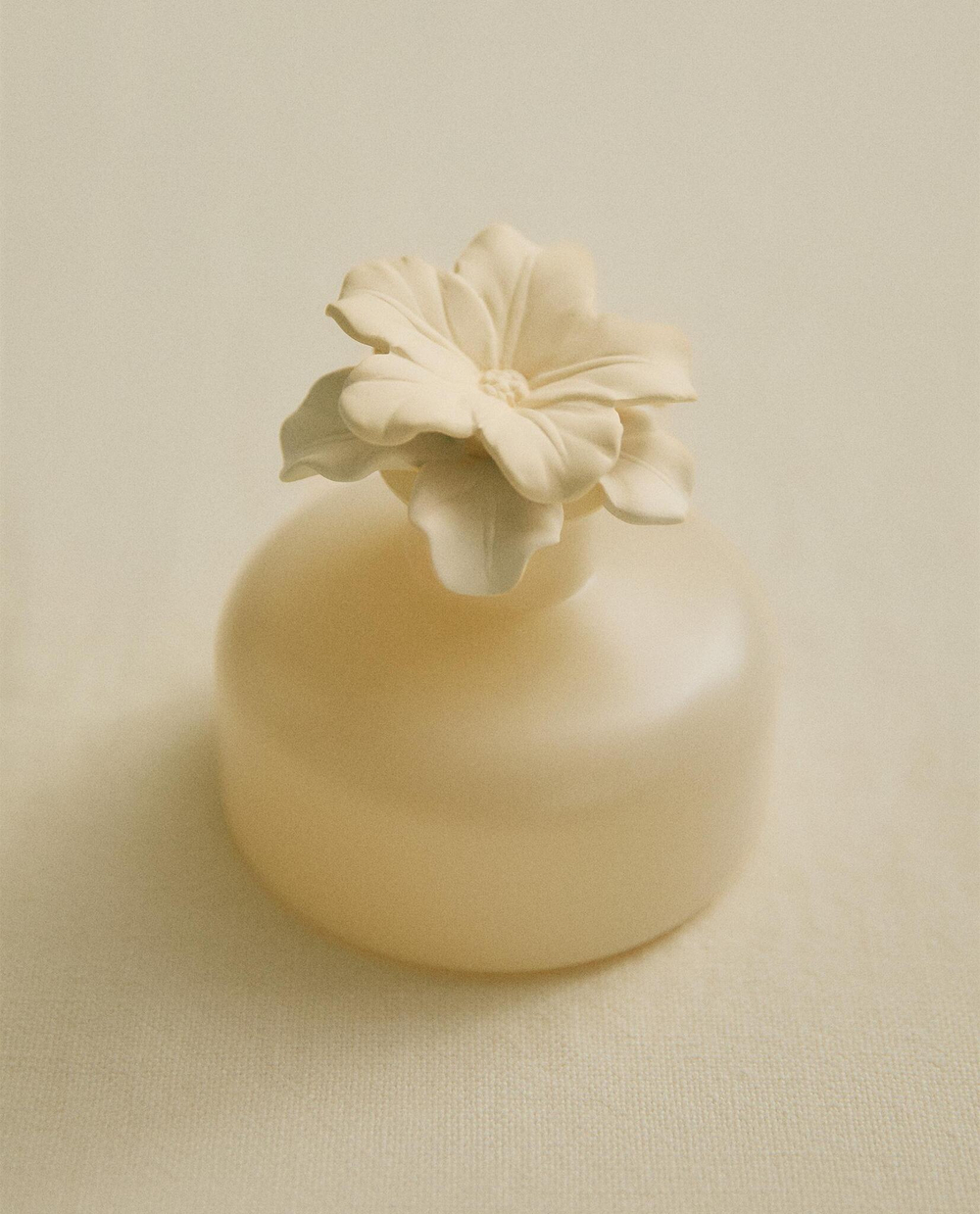 Zara Home ORCHIDÉE LUMIÈRE CERAMIC AIR FRESHENER — ароматический диффузор с тростниковыми палочками, Орхидея Света, 150 мл