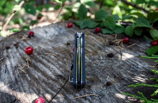 Складной нож Ruike Fang P105 черно-синий c клинком из стали Sandvik™ 14C28N, рукоять G10