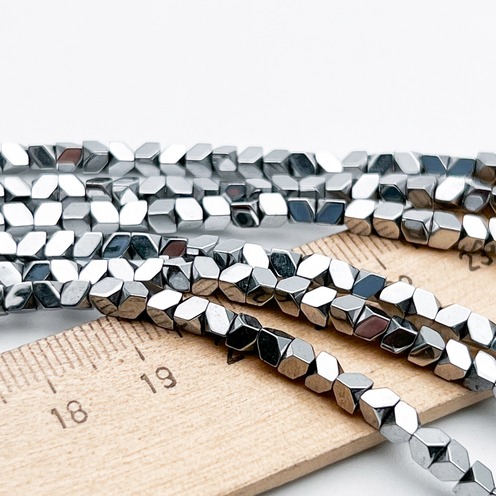 Гематит Стрелка бусины (имитация), цвет серебристый, размер около 3 мм, цена за отрезок 19 см (1/2 нити)