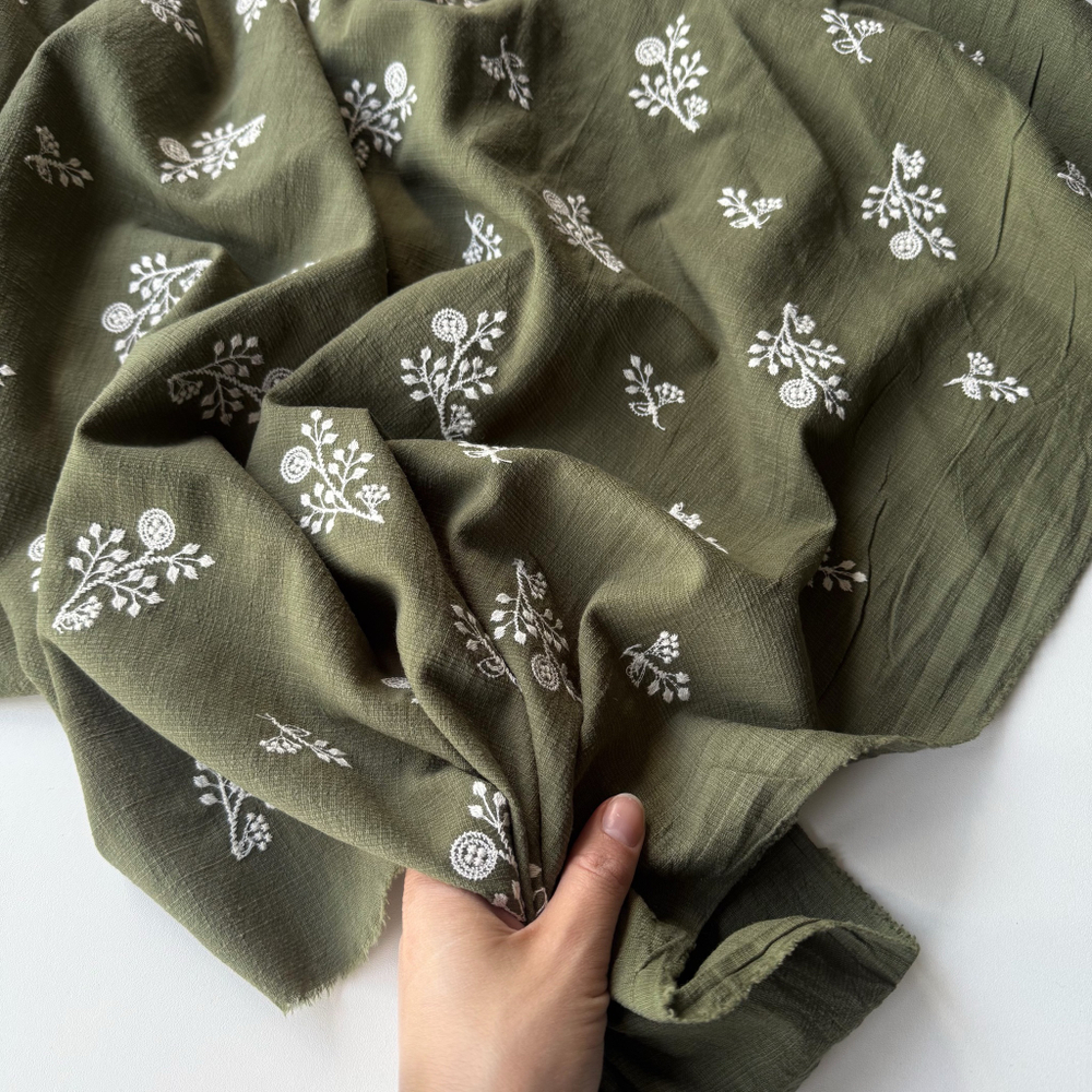 Полулен с вышивкой на оливковом фоне