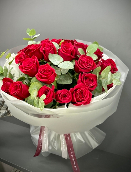 Классика - красные розы с эвкалиптом