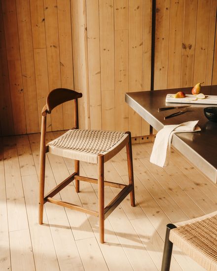 Nina Полубарный стул из массива акации с ореховой отделкой и бежевой веревкой 62 см