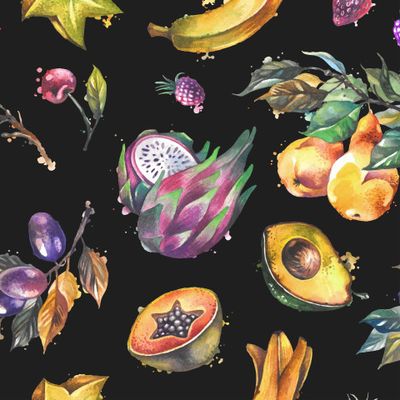 Фрукты на черном