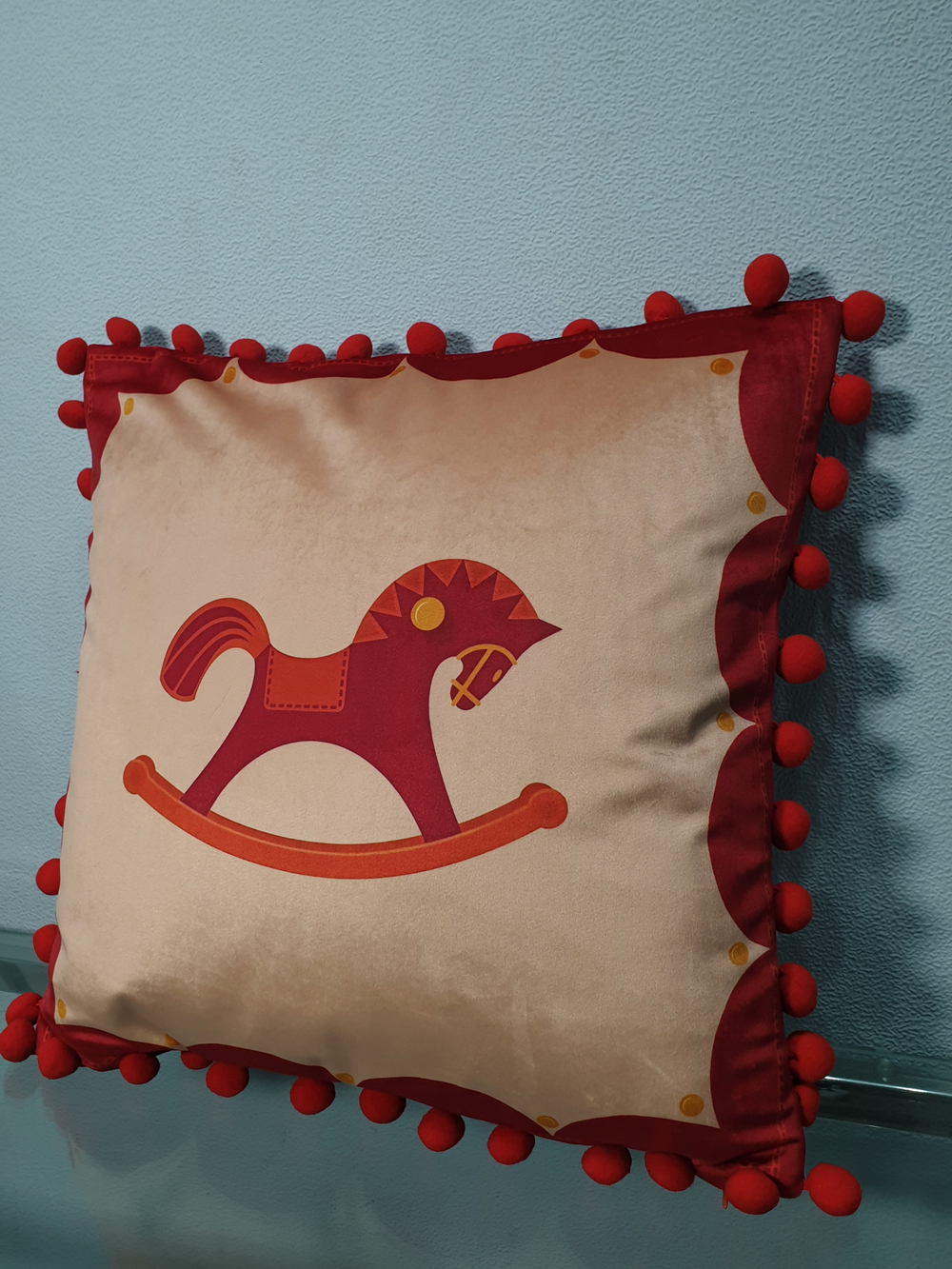 Подушка бархатная с красной лошадкой