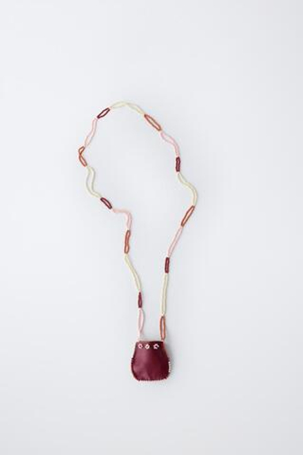 ZARA ОЖЕРЕЛЬЕ С БУСИНАМИ И СУМОЧКОЙ, ГРАНАТОВЫЙ