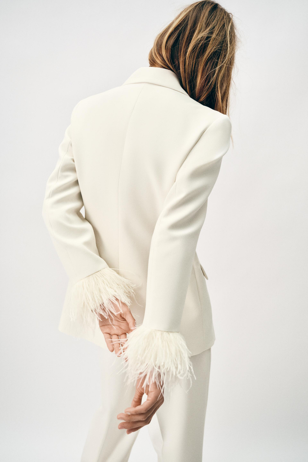 ZARA БЛЕЙЗЕР С ПЕРЬЯМИ, ЦВЕТ СЛОНОВОЙ КОСТИ