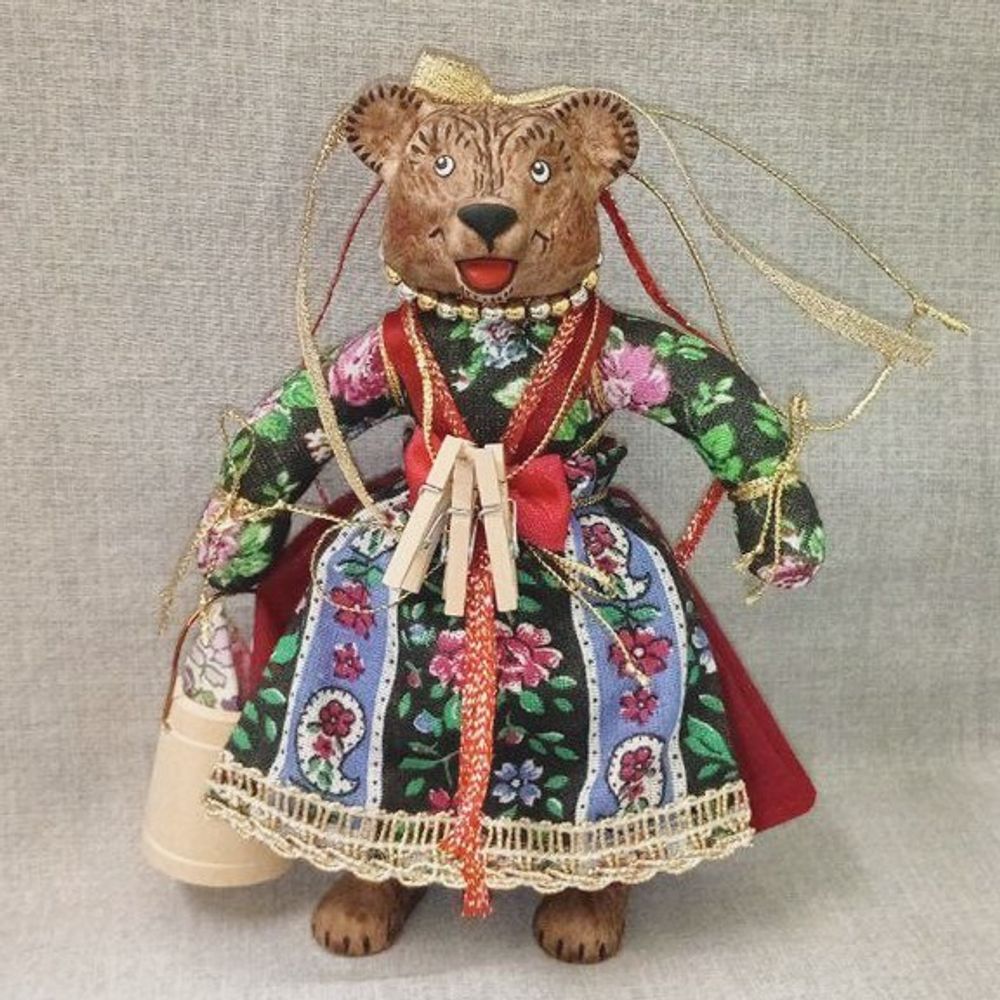 Ёлочная игрушка Медведица "Маша" прачка