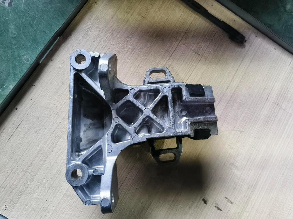 Опора двигателя левая АКПП Dongfeng AX7
