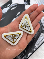 Логотип металлический Прад. на коже белый золото