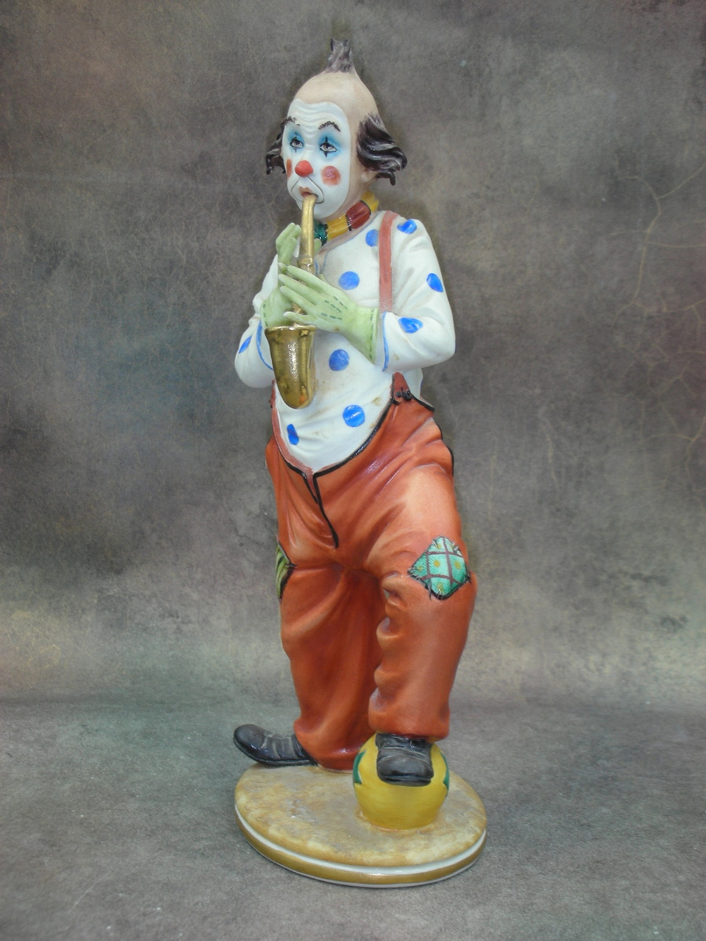 Статуэтка. Фарфор. Клоун саксофонист. Capodimonte. Италия