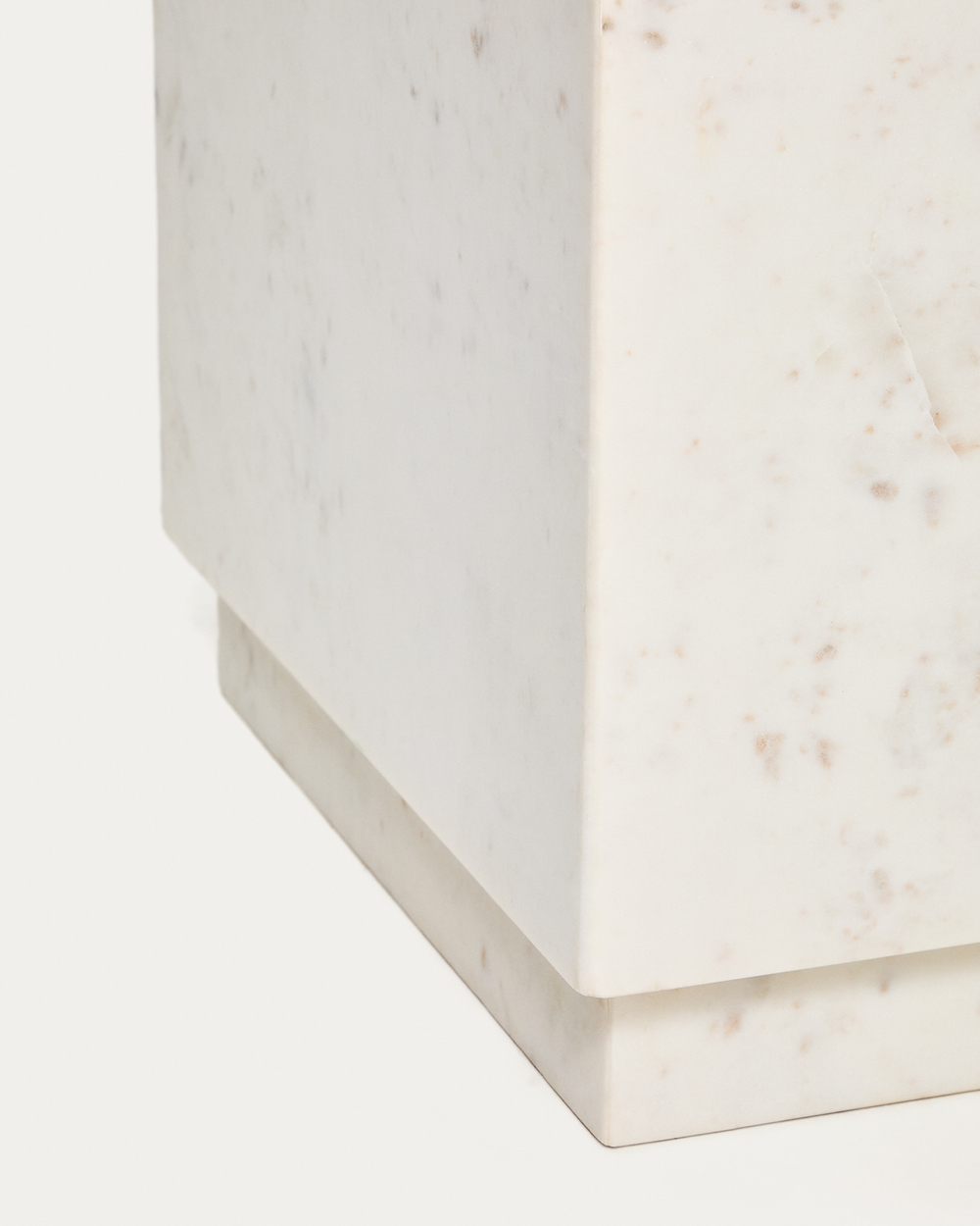 Приставной столик Sorein из белого мрамора 40 x 40 см