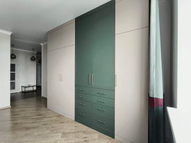 Шкаф для спальни с составными фрезерованными фасадами