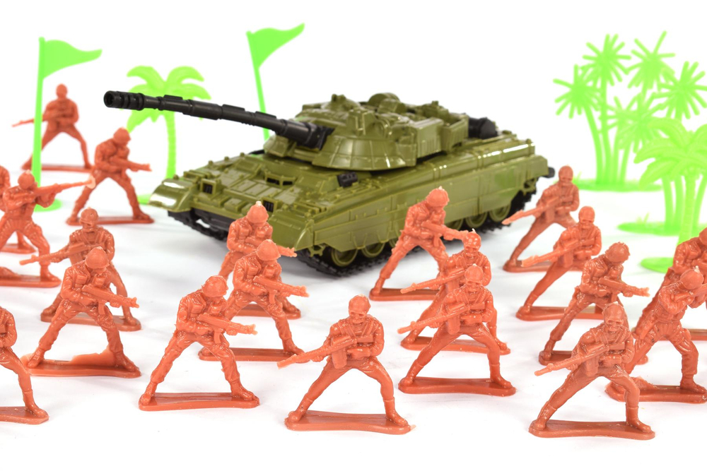 Пластмассовая игрушка "Танк и набор солдат" (48*32*9 см), пакет