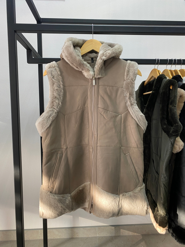 Жилет из натуральной овчины с капюшоном. 50-52 Размер