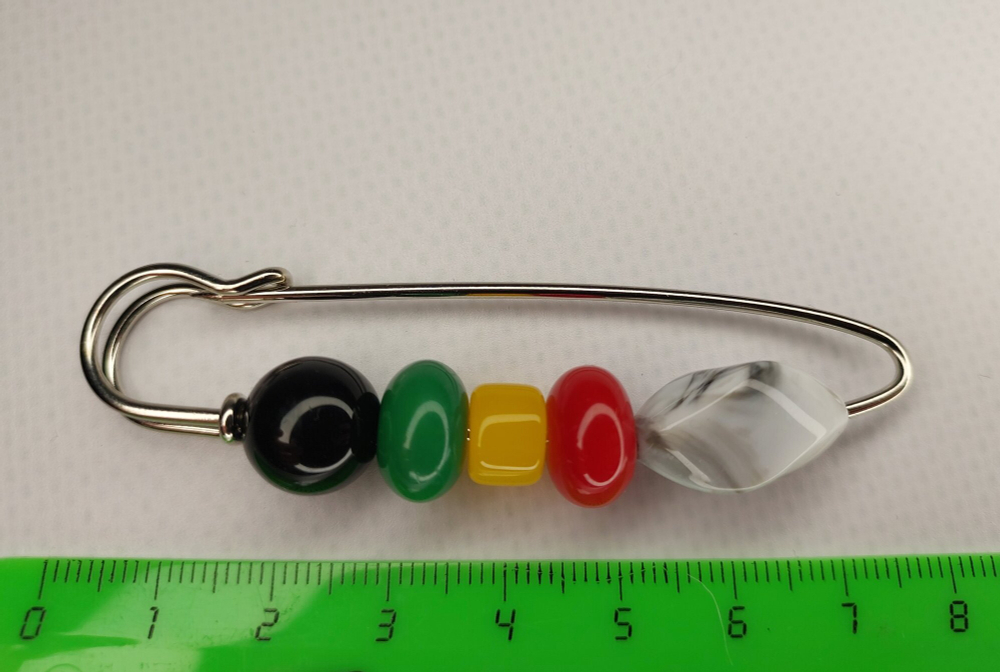 Булавка брошь "морские камушки" для кардигана,  пальто, платков, костюмов, одежды.Цвет серый зелёный красный.