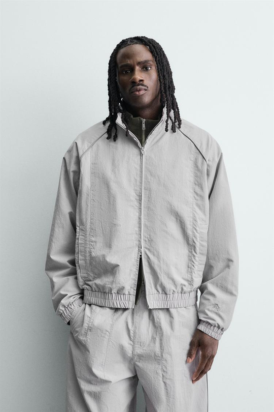 ZARA КУРТКА ИЗ ВЫСОКОТЕХНОЛОГИЧНОЙ ТКАНИ С КОНТРАСТНЫМИ ДЕТАЛЯМИ, СВЕТЛО-СЕРЫЙ
