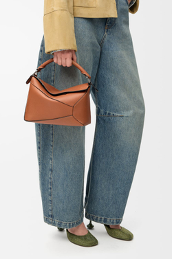 Loewe Маленькая сумка Puzzle Edge из классической телячьей кожи, коричневый