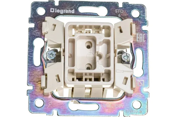 Выключатель Legrand Valena 1-клавишный проходной белый 05246