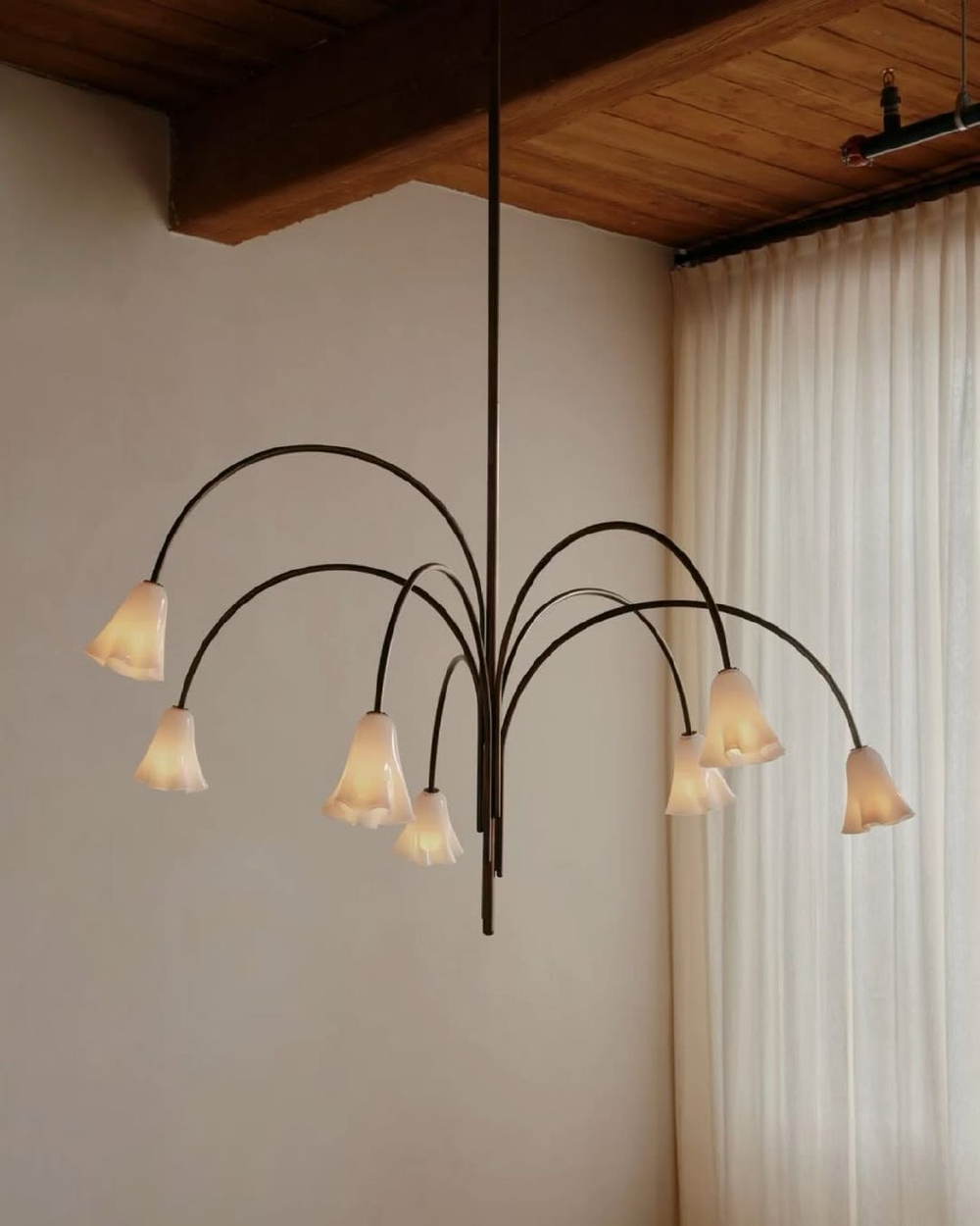 Элегантная люстра с плавными изогнутыми линиями и стеклянными плафонами в форме лепестков 🌸