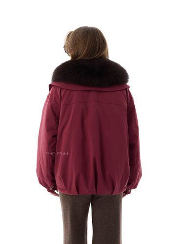 Короткий бордовый пуховик с воротником из лисы
