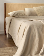 Кровать Elan из шпона и массива ореха со шнуром 180 x 200