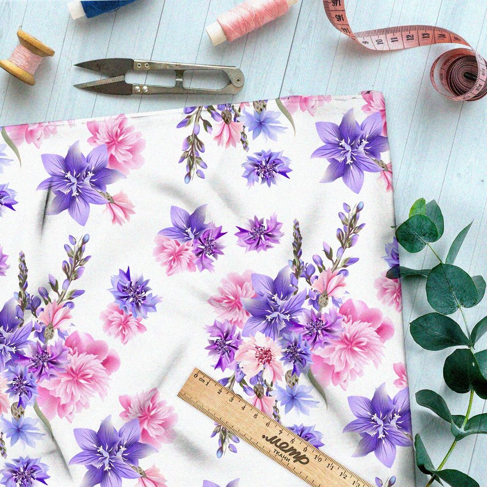 Ткань флис васильки, колокольчики и георгины на белом фоне