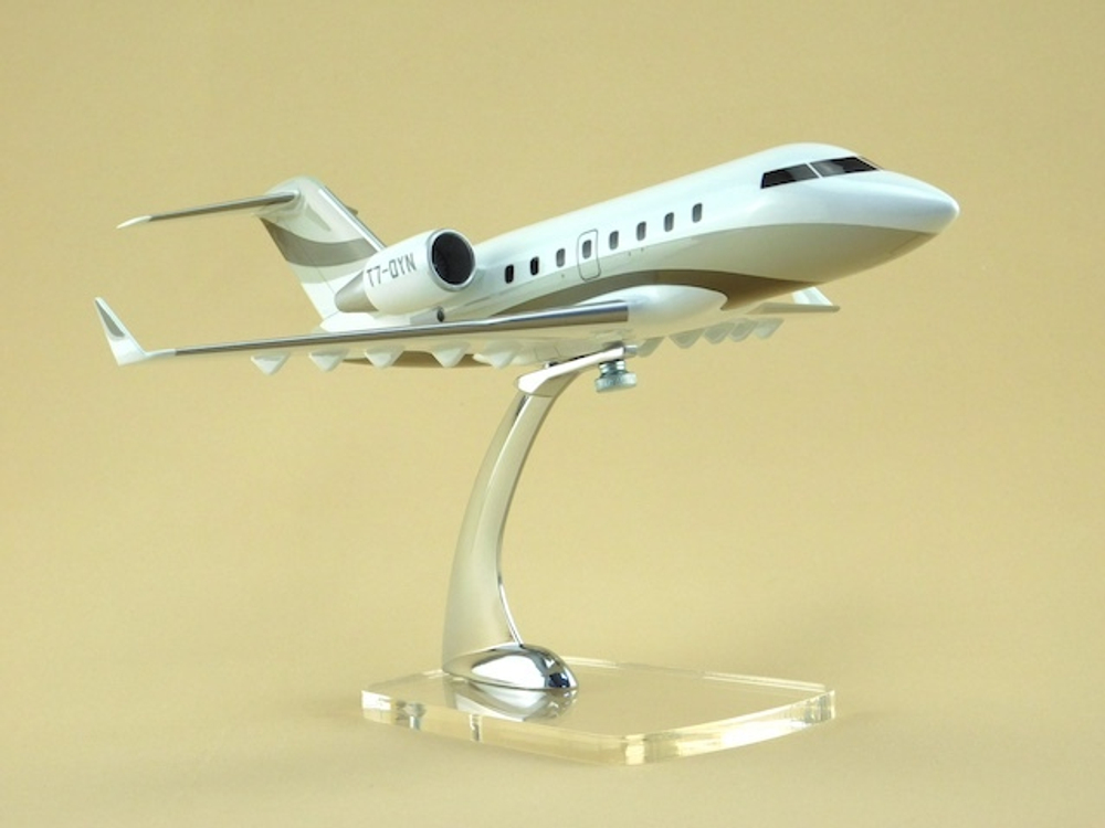 Модель самолета Challenger 604 (М1:72)