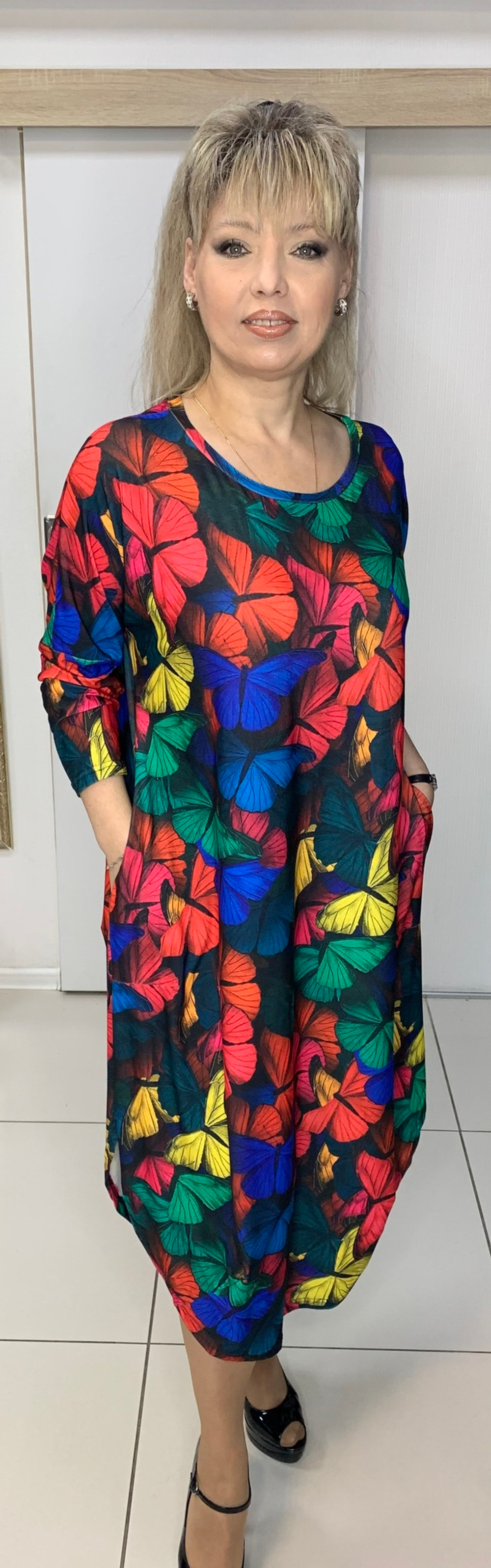 Трикотажное яркое платье с разрезами по бокам