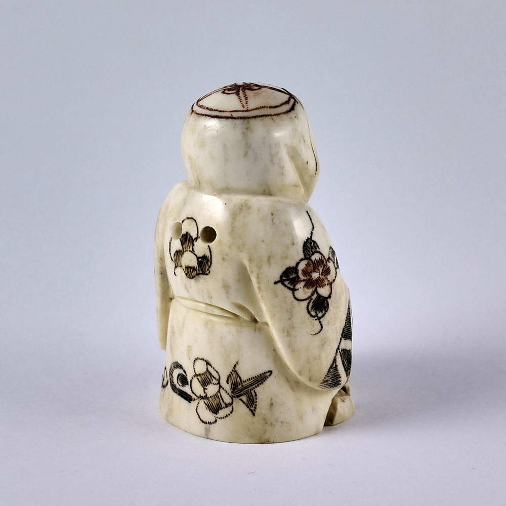 Нэцкэ ребенок Карако с корзиной рыбы