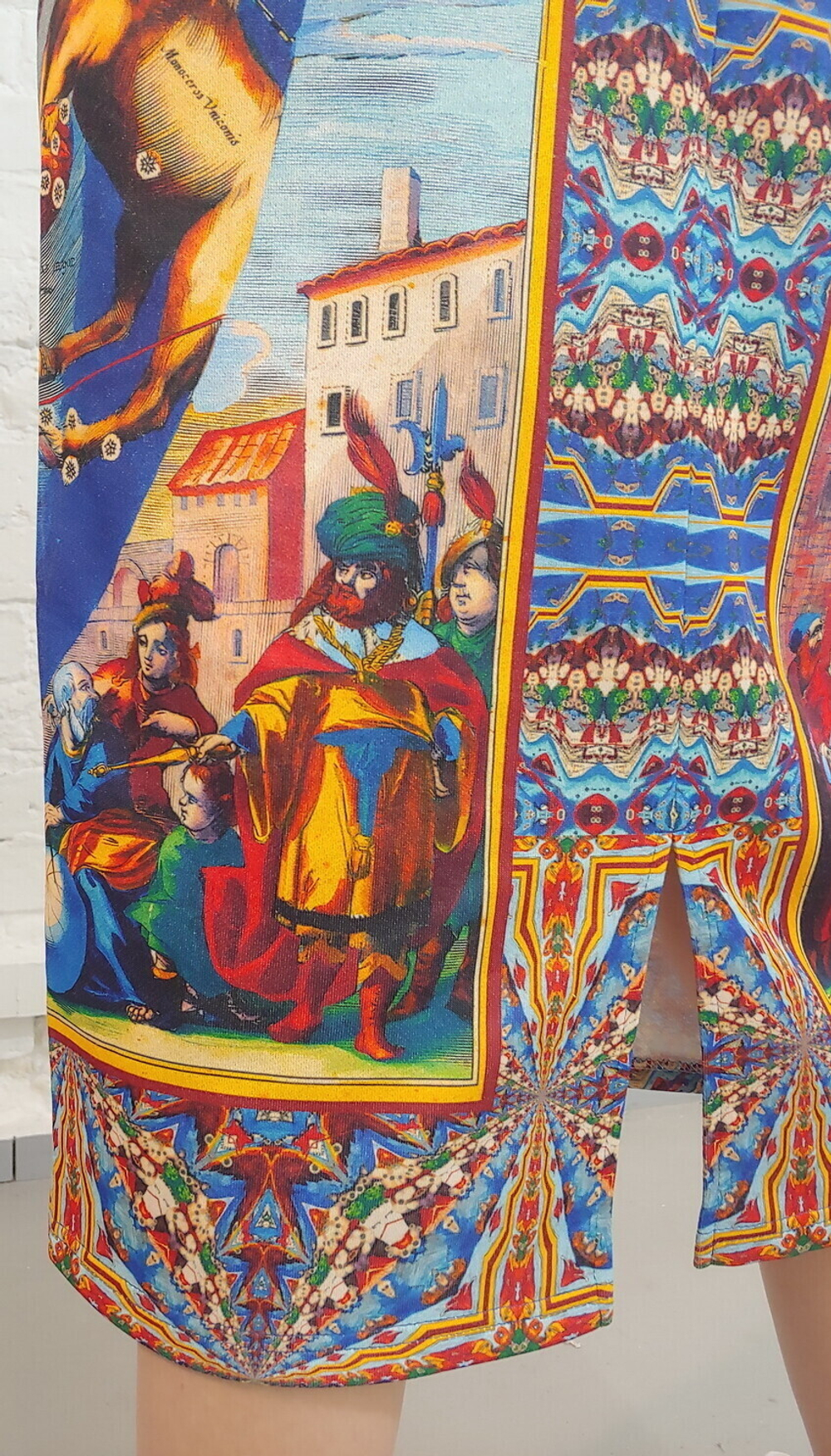 Платье с капюшоном "Яркие созвездия", по мотивам иллюстраций из Небесного атласа Андреаса Целлариуса «Гармония Макрокосмоса»