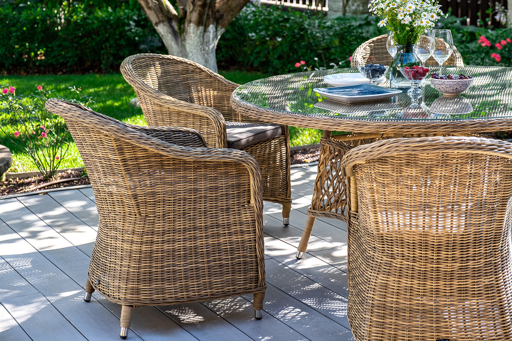 "Равенна" плетеное кресло из искусственного ротанга, цвет соломенный с серой подушкой