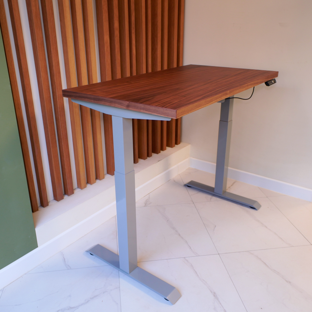 Регулируемый компьютерный стол Motor UP с регулировкой по высоте — столешница МДФ американский орех