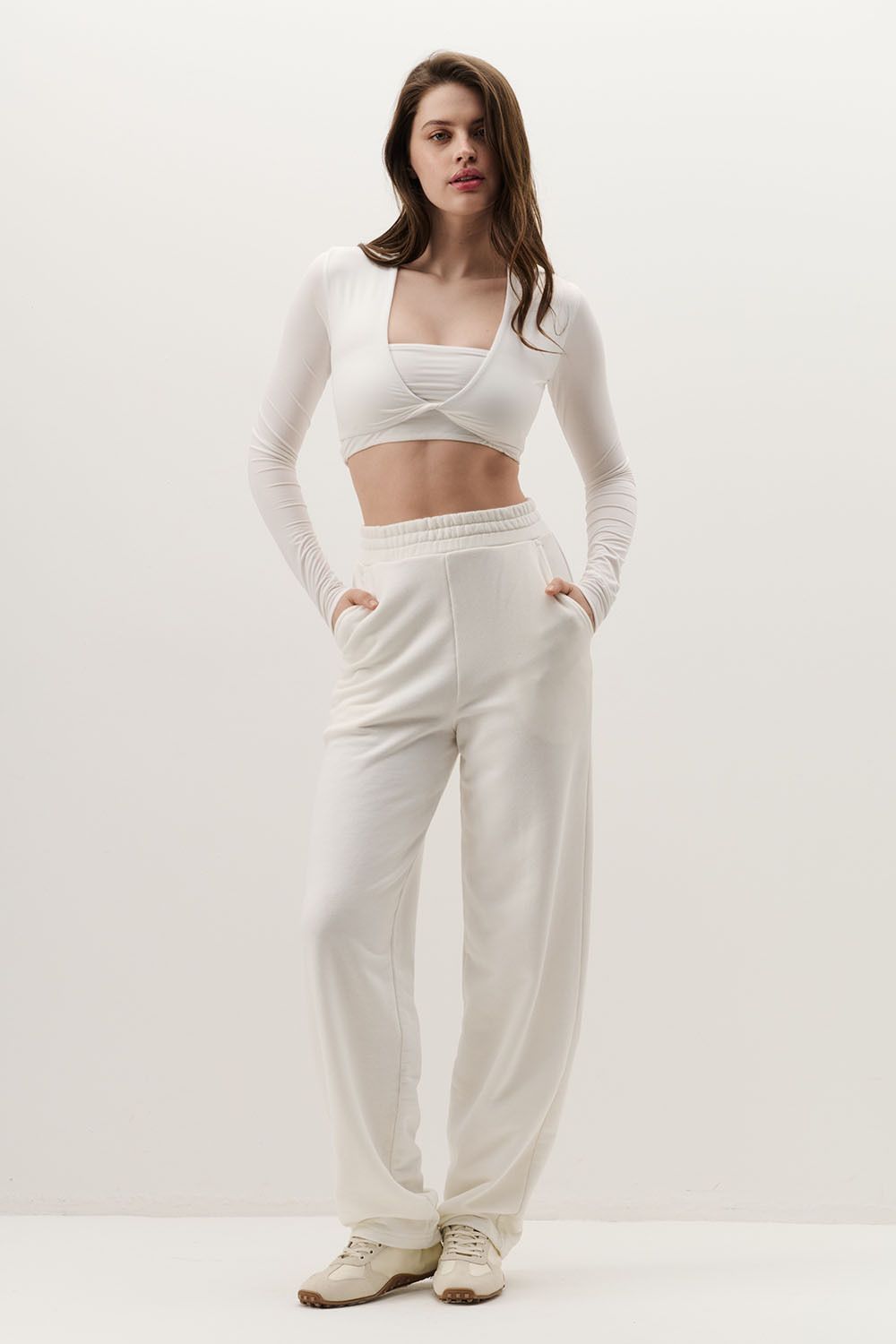 Лонгслив с перекрутом укороченный кремового цвета