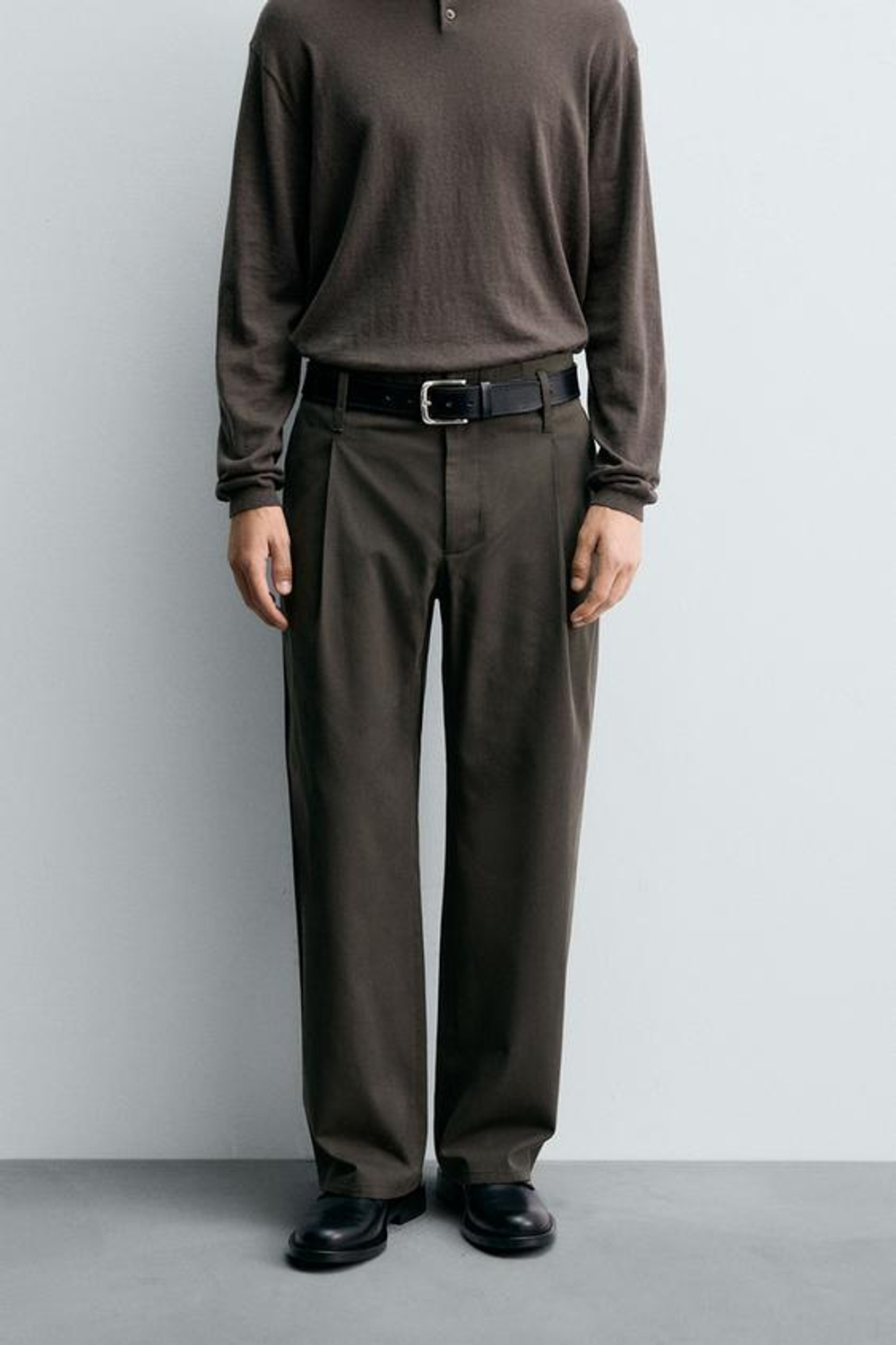 ZARA БРЮКИ СО СКЛАДКАМИ ИЗ ХЛОПКА И ВИСКОЗЫ, ТЕМНЫЙ ХАКИ