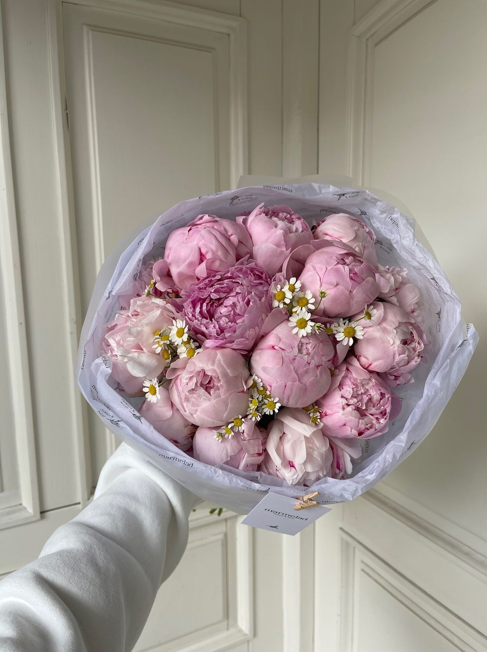 Букет 15шт розовых пионов с ромашками