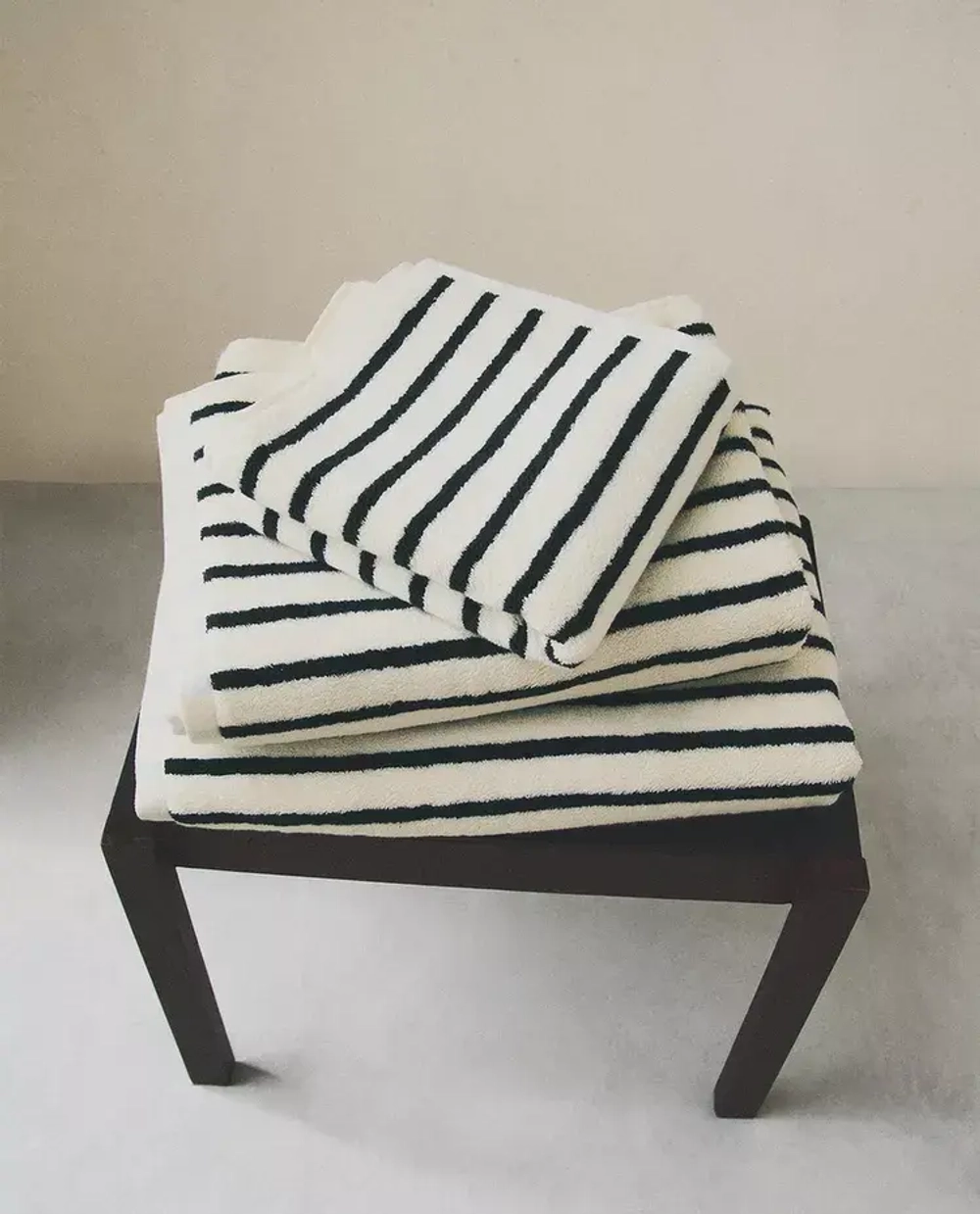 ZARA HOME БАННОЕ ПОЛОТЕНЦЕ В ПОЛОСКУ, ЧЕРНИЛЬНО-СИНИЙ