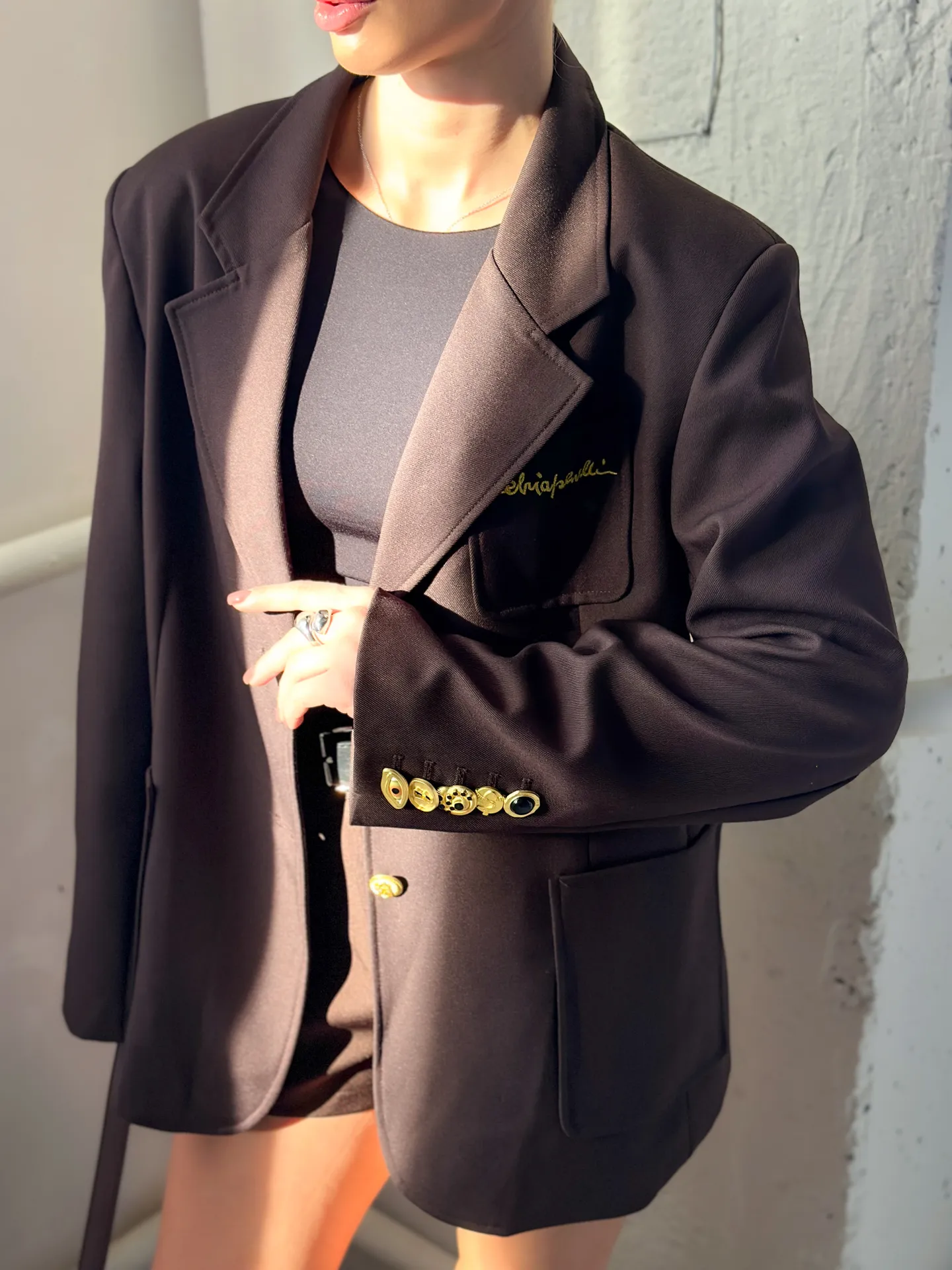 Пиджак 1309 однотонный с карманами и большими золотыми пуговицами на рукавах