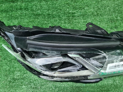 Битая Фара правая Toyota Camry xv70 (2017-н.в.) LED