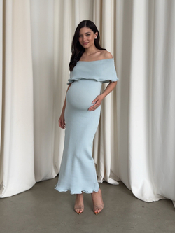 Платье вязаное, длинное, с открытыми плечами, с воланами