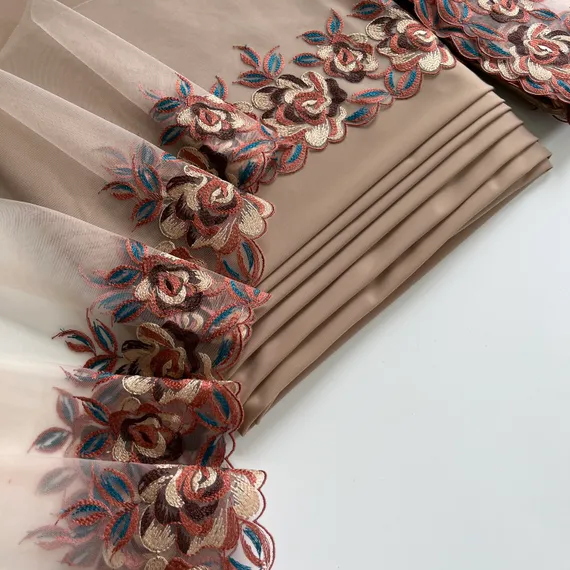 Вышивка на сетке персик/бежевый (правая) 20 см