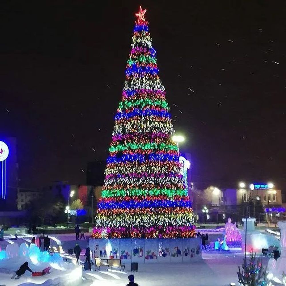 Светодинамическая елка каркасная - встроенная гирлянда: цветная -"Уральская" высота от 4 до 30 м