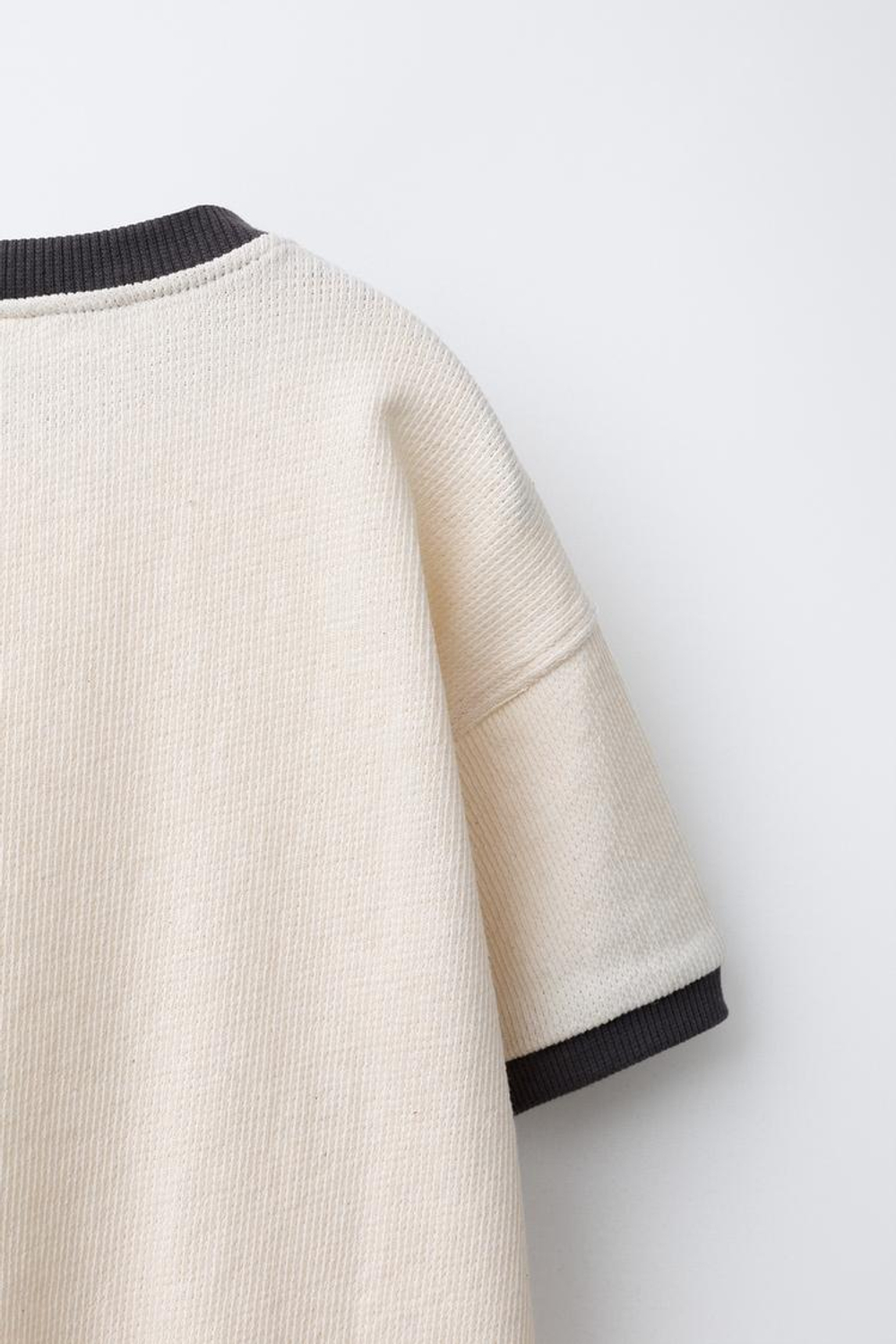 ZARA ФУТБОЛКА С КАРМАНОМ, ЭКРЮ