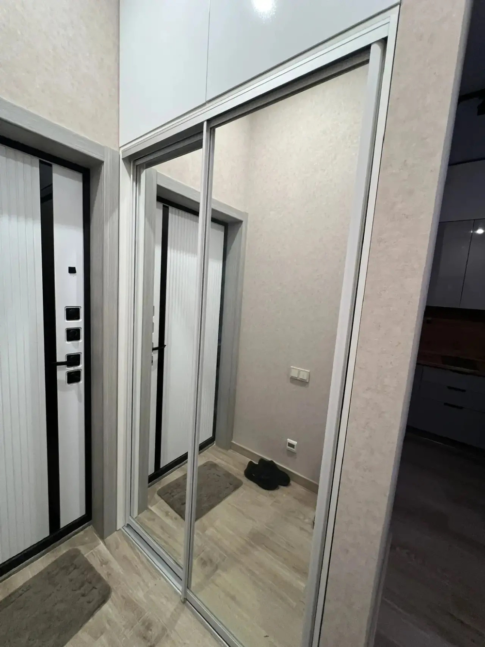 Шкаф-купе до потолка на заказ зеркало/антресоль белый глянец