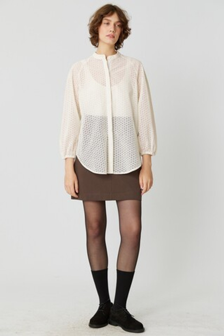 Рубашка покроя реглан из молочного шитья